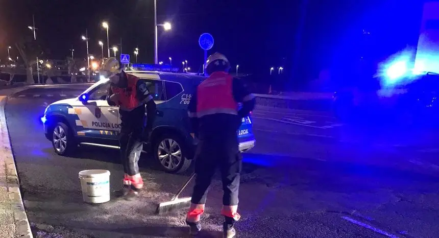 Imagen de los bomberos recogiendo parte del destrozo que creó el accidente