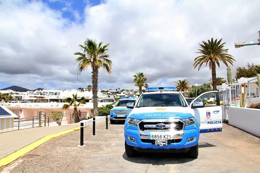 Vehículos de la Policía Local en Puerto del Carmen.