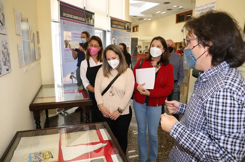 Myriam Barros e Isabel Martín contemplando la exposición en el Biblioteca Insular.