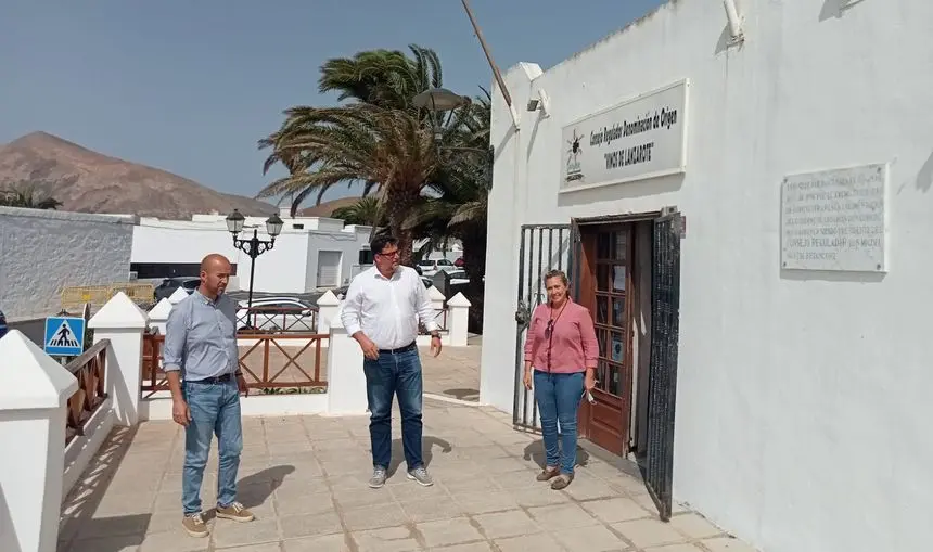 El alcalde de San Bartolomé con los dos concejales que están directamente implicados en la obra