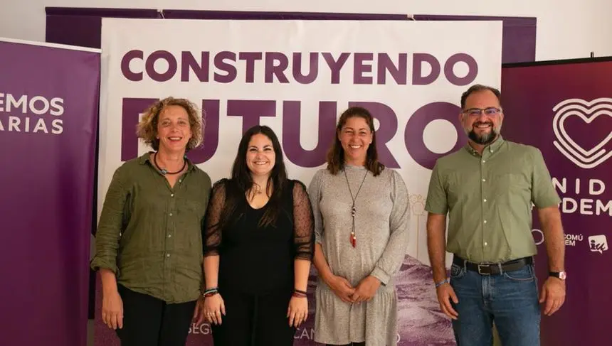 Los tres consejeros de Podemos en el Cabildo con Laura Fuentes, la coordinadora en Canarias.