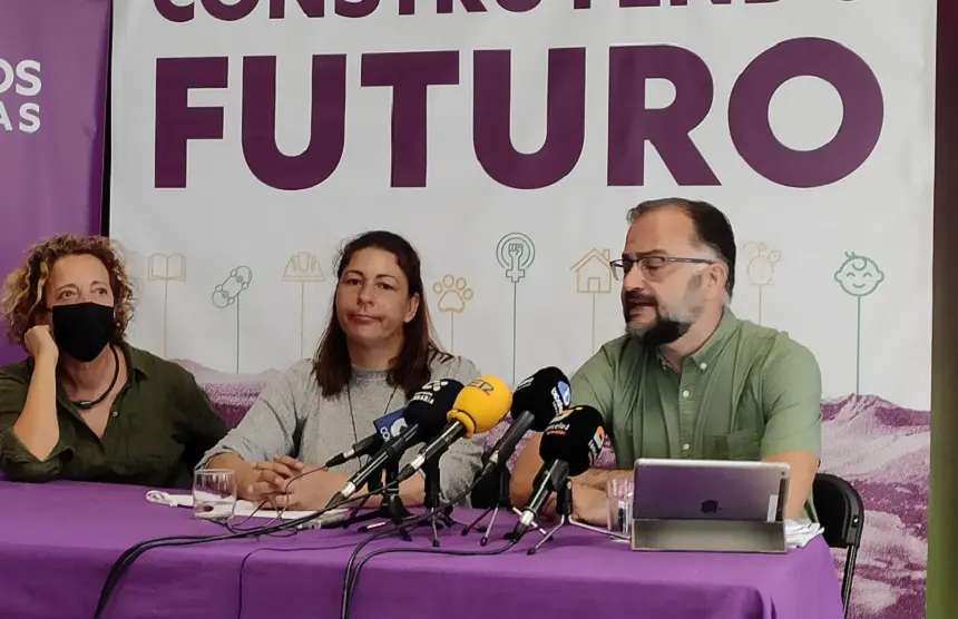 Myriam Barros, Elena Solís  y Jorge Peñas durante la comparecencia ante los medios en la sede del partido.