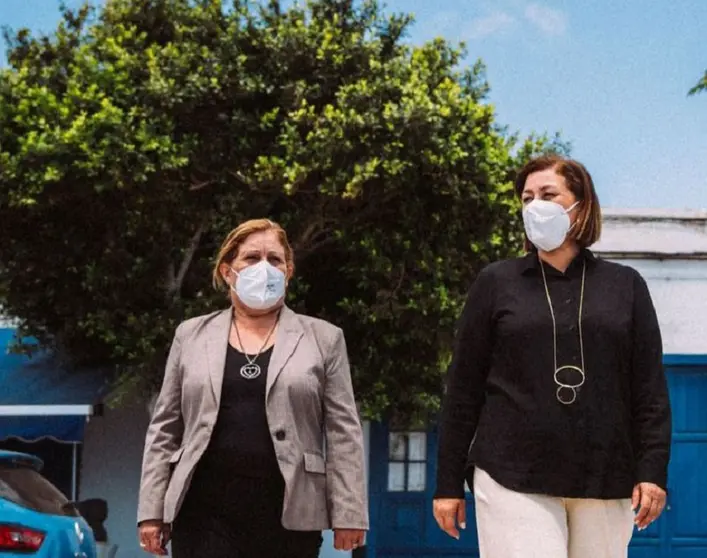 Ángela Hernández y Astrid Pérez caminando por Arrecife.