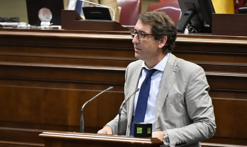 Iñaki Lavandera durante su intervención en la comisión parlamentaria de Presupuestos y Hacienda.