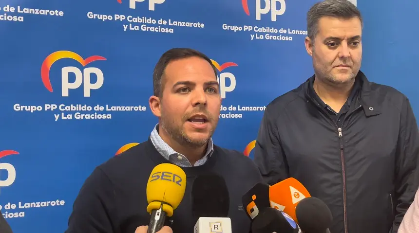 Jacobo Medina junto a Francisco Javier Aparicio durante una comparecencia de prensa.