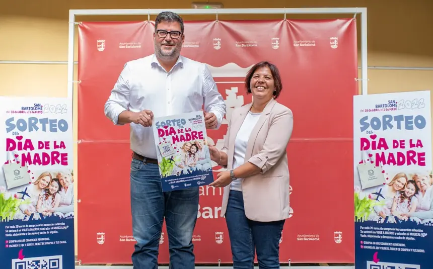 Isidro Pérez presentando el cartel de la campaña por el día de la madre junto a Alma González.