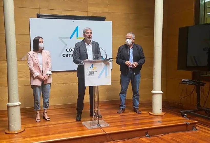 Migdalia Machín y Mario Cabrera junto a Fernando Clavijo en una comparecencia de Coalición Canaria.