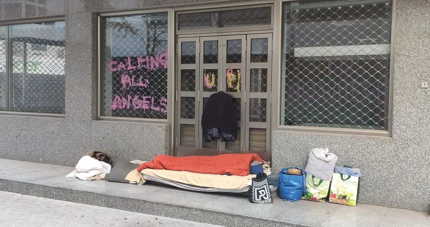 Imagen de la persona que duerme en pleno centro de Arrecife.