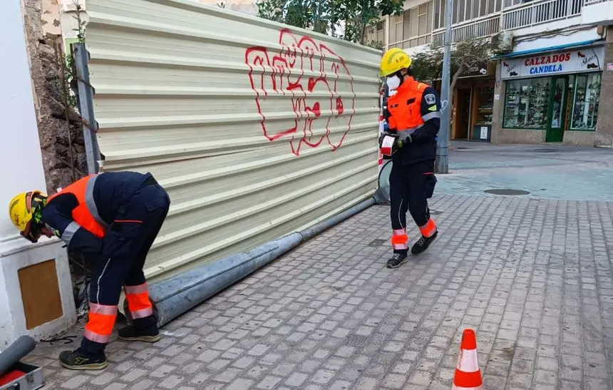 Imagen de los bomberos retirando este miércoles una farola en Arrecife