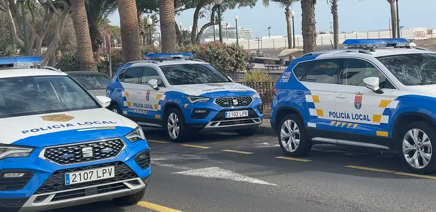 Vehículos de la Policía Local aparcados al lado de la comisaría