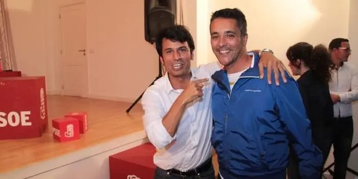 Marcos Bergaz en una foto de archivo con su antecesor como cabeza de lista en Teguise, José Brito.