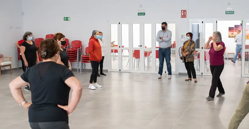 Isidro Pérez y Alma González observando el desarrollo de una actividad del “Plan de Envejecimiento Activo de San Bartolomé”.