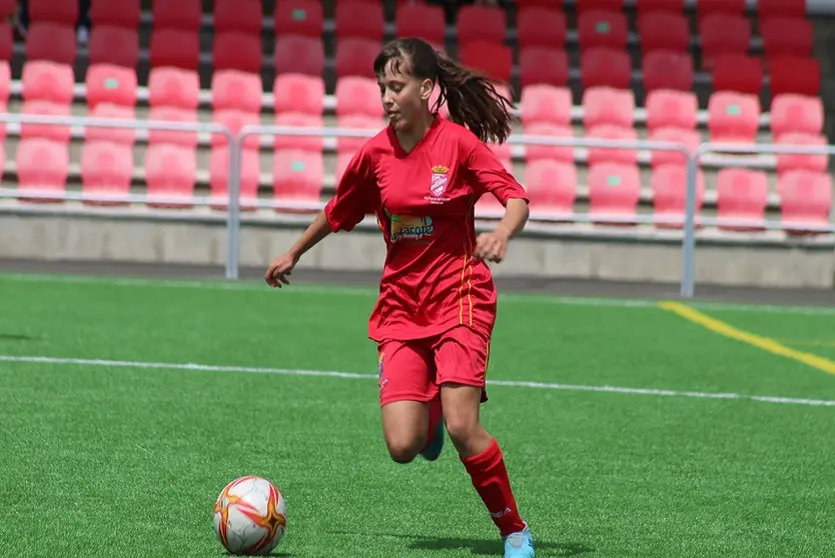 Jugadora del FC Puerto del Carmen intentando controlar el balón durante el desarrollo de un encuentro.