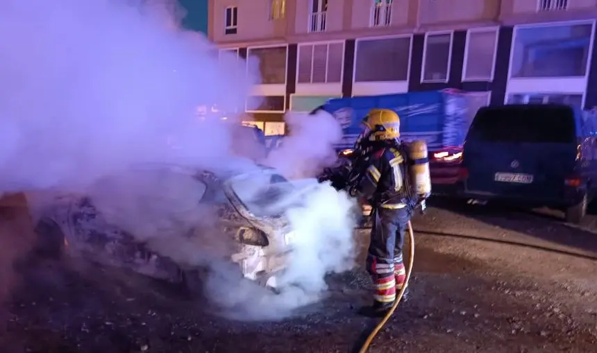 Actuación de los bomberos en la calle Gómez Ulla de Arrecife.