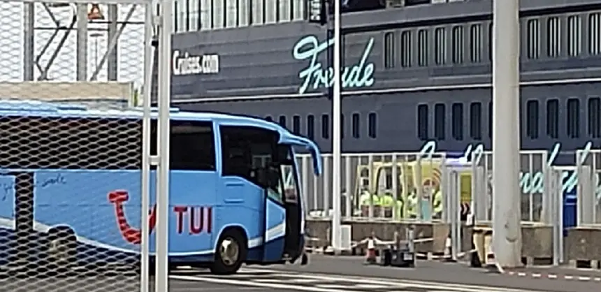 Ambulancias del Servicio de Urgencias Canario atendiendo a la mujer afectada.