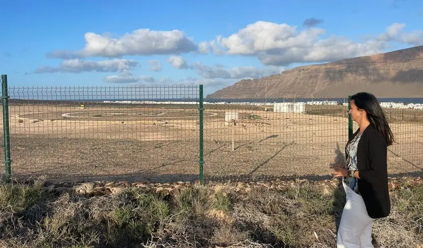 La concejal Nieves Arrocha en la zona del helipuerto de la Octava Isla