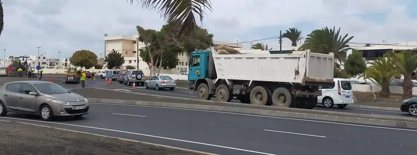 Imagen de los trabajos que están realizando este sábado al mediodía en la rotonda del Eurospar de Altavista