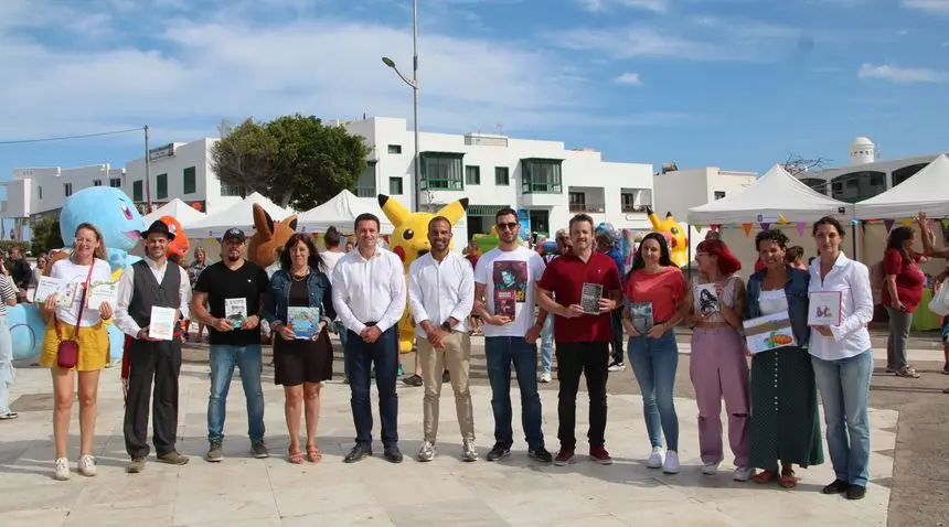 Alcalde con los escritores partícipes de la Feria