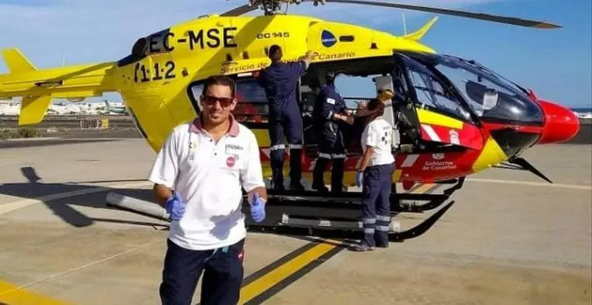 Yoné Caraballo con el helicóptero medicalizado que se supone que va a venir a tener base en Fuerteventura.