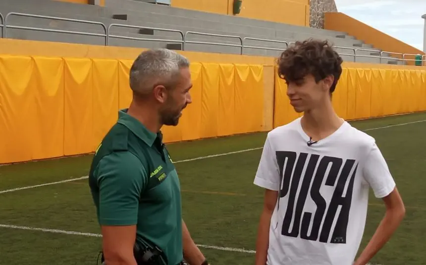 Imagen del guardia civil y del joven al que salvó la vida.
