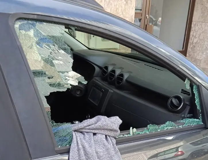 Imagen de cómo quedó el vehículo tras el robo.