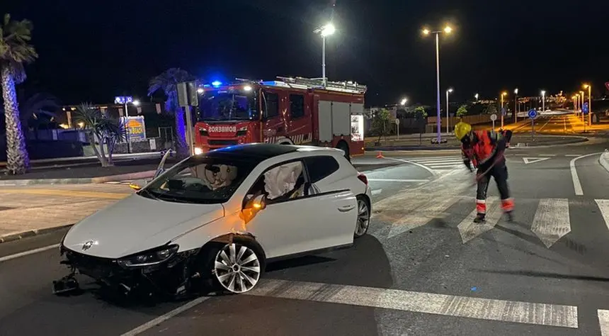 Actuación de los bomberos en Playa Blanca.