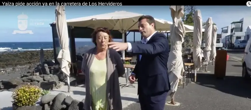 El alcalde de Yaiza conversando con una vecina de El Golfo sobre los perjuicios que está suponiendo el cierre prolongado de la carretera. 