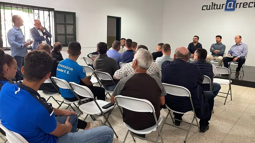 Representantes de Coalición Canaria junto a los representantes de los clubes deportivos en su encuentro en el Centro Sociocultural de San Francisco Javier.