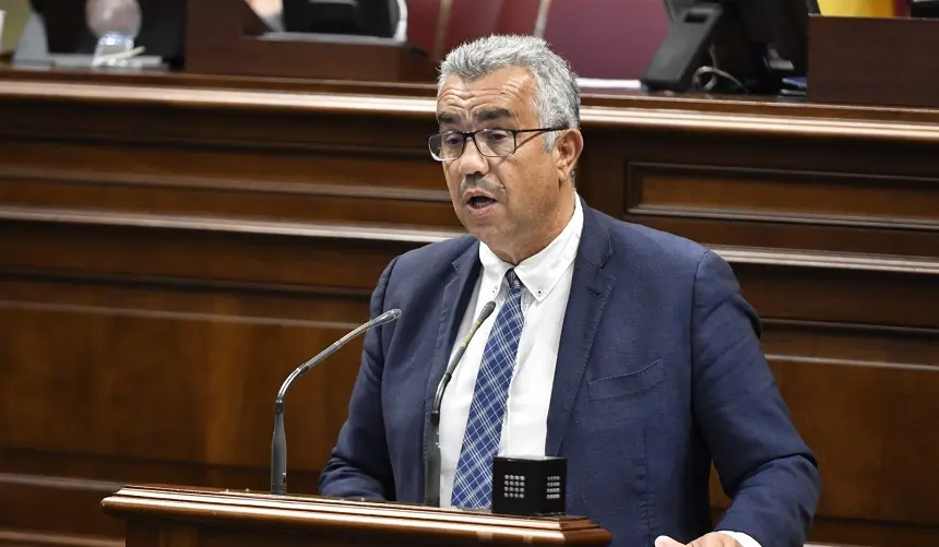Pedro Sosa durante su intervención en el Pleno del Parlamento de Canarias.