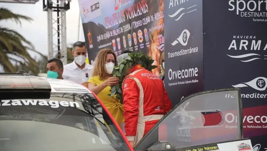 María Dolores Corujo entregando una corona de laurel a uno de los ganadores de la edición anterior.