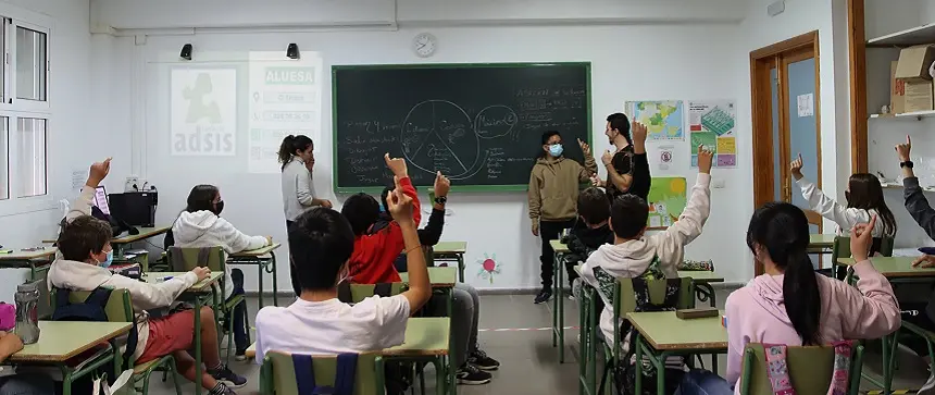 Alumnos de uno de los Centros de Educación Infantil y Primaria de Tías participando activamente en uno de los talleres de los riesgos y la prevención de las adicciones a las tecnologías .