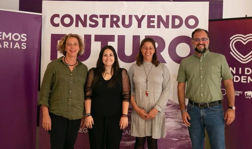 Imagen de los tres consejeros de Podemos en el Cabildo con la coordinadora de la formación en Canarias