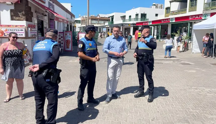 El alcalde Óscar Noda con los policías locales en Playa Blanca.