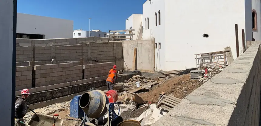 Operarios trabajando en la obra de la reforma integral del velatorio de Tías.