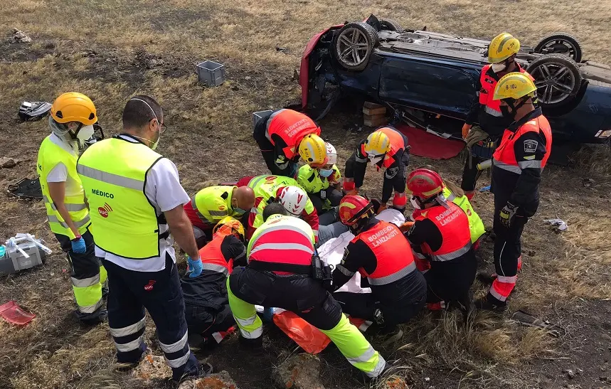 Imagen de los bomberos del Consorcio de Seguridad y Emergencias junto a operarios sanitarios atendiendo al conductor herido.