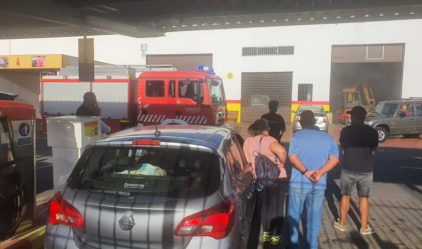 Imagen de la llegada de los bomberos a la gasolinera