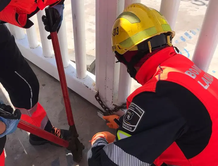 Imagen del momento en el que los bomberos tuvieron que acceder al interior del recinto