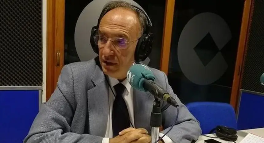 Manuel Fajardo en los antiguos estudios de Crónicas Radio-COPE Lanzarote.