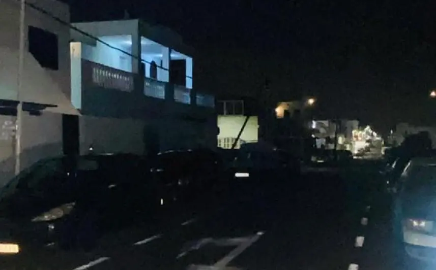 Imagen de una calle de noche con poca iluminación.