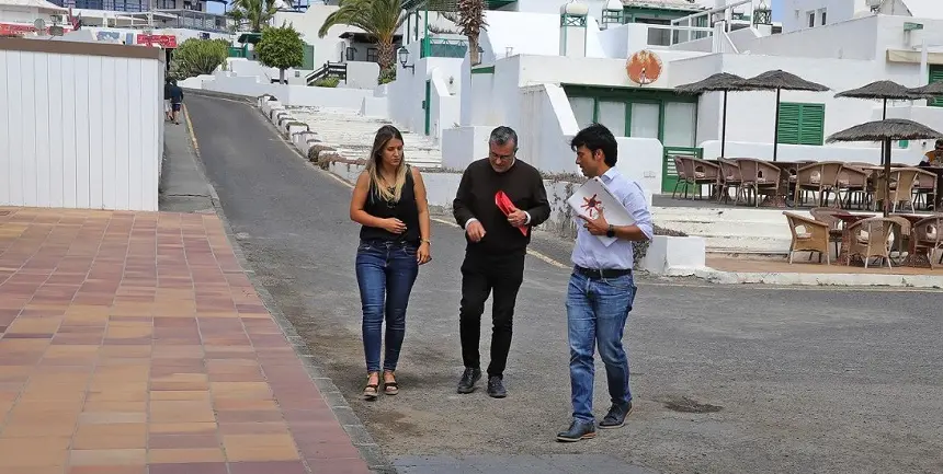 Tres de los integrantes del grupo socialista en Teguise en el Paseo de las Cucharas.