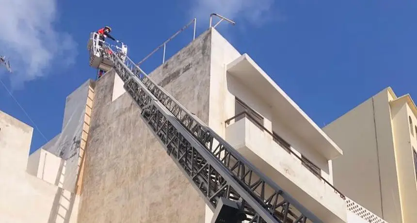 Los bomberos de Arrecife recolocando un depósito de agua.