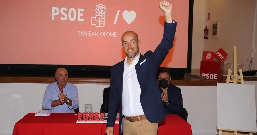 Raúl de León  cuando fue elegido secretario general.