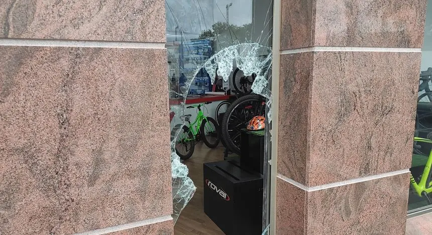 Imagen de cómo quedó el escaparate de la tienda.