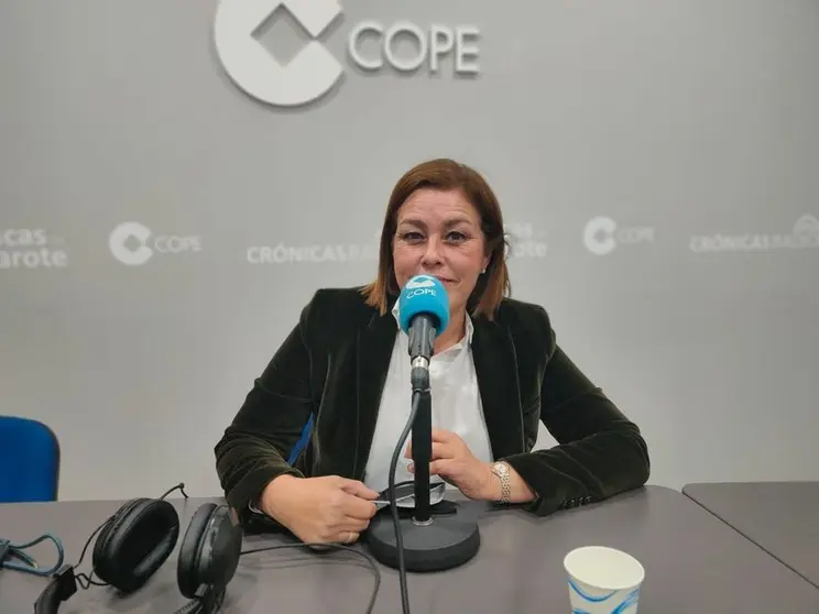 Astrid Pérez en el estudio de Crónicas Radio.
