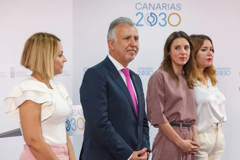 Ángel Víctor Torres con Irene Montero y Noemí Santana.