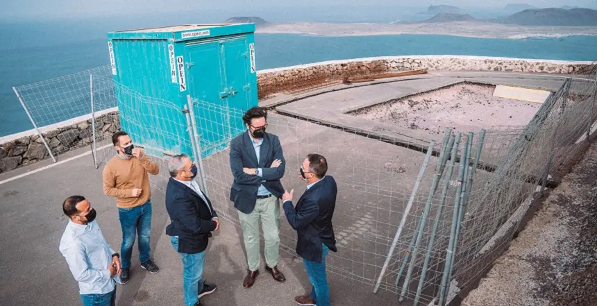 Sergio Ramos junto a diferentes representates del PP de Lanzarote junto a la zona destinada al SIVE.