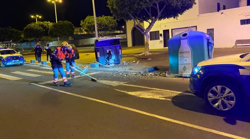 Bomberos del Consorcio de Seguridad y Emergencias realizando la limpieza de la calzada.