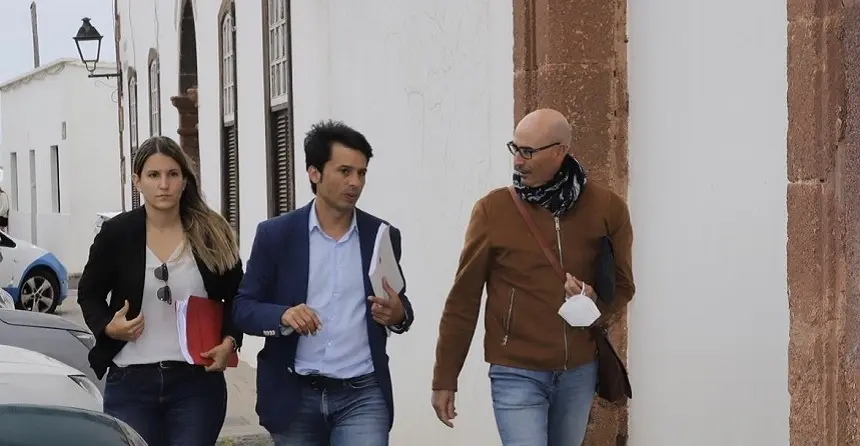 Componentes del PSOE en Teguise acudiendo al Pleno del municipio.