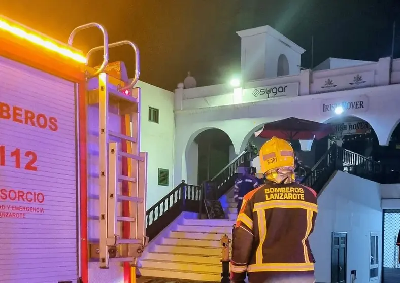 Bomberos del Consorcio de Seguridad y Emergencias durante su actuación en un restaurante de Puerto del Carmen.