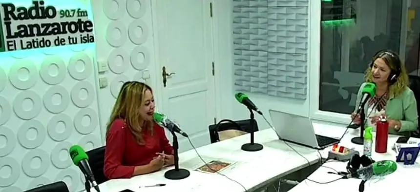 María Dolores Corujo en una de sus habituales visitas a Radio Lanzarote.